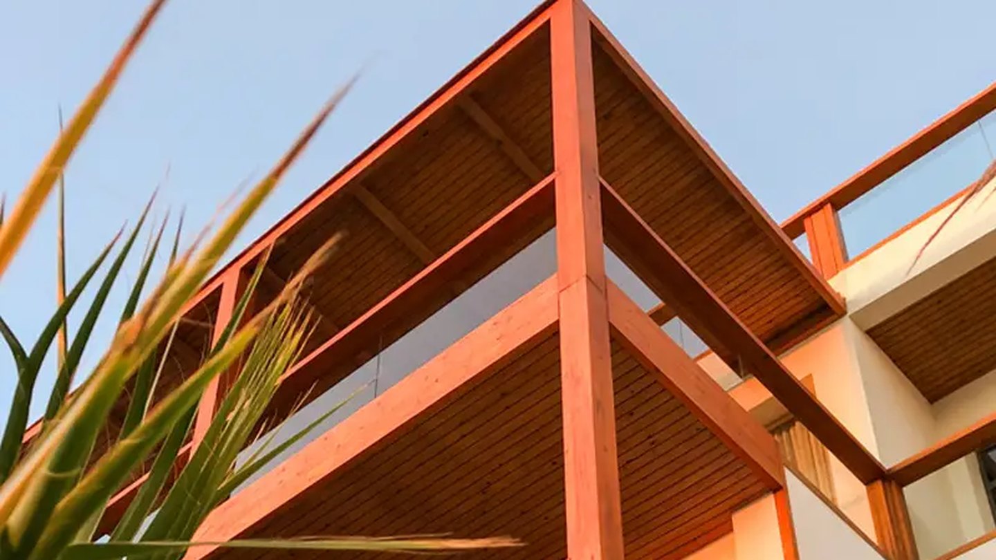 La terrasse en bois et verre d'Imi Bay au coucher du soleil, au-dessus de la baie d'Imsouane